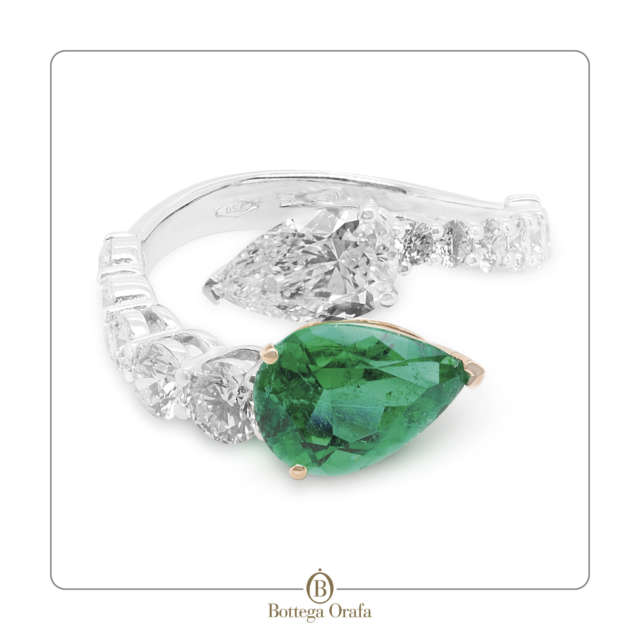 anello con diamanti e smeraldo